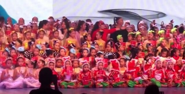 Κίνα: Η σοκαριστική στιγμή που καταρρέει θεατρική σκηνή με περισσότερα από 100 παιδιά