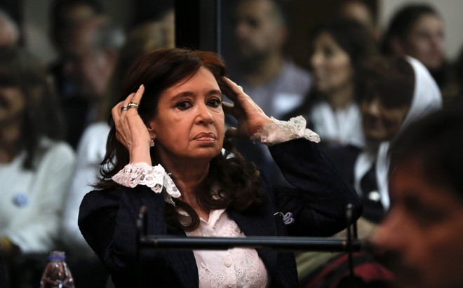Αργεντινή: Ξεκίνησε η δίκη της πρώην προέδρου Κριστίνα Φερνάντες – Καταγγέλλει τον “πολιτικό διωγμό” της