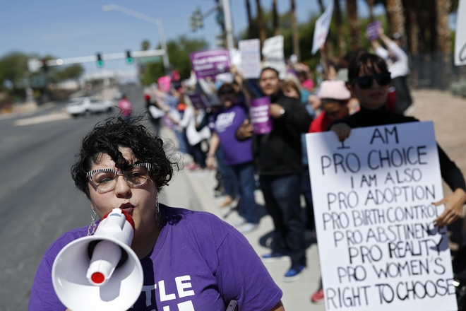 ΗΠΑ: Εκατοντάδες διαδηλωτές έξω απ’ το Ανώτατο Δικαστήριο για το δικαίωμα στην άμβλωση