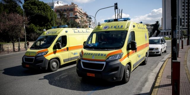 Χίος: Έσπασε το παρμπρίζ του ασθενοφόρου που πήγε να παραλάβει το παιδί του και επιτέθηκε στους διασώστες