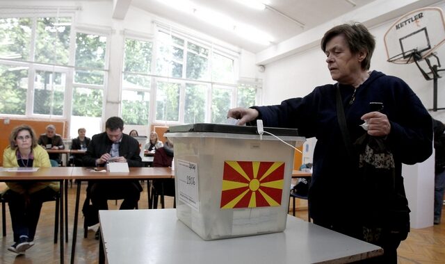 Βόρεια Μακεδονία: Σε εξέλιξη η ψηφοφορία για τον δεύτερο γύρο των προεδρικών εκλογών