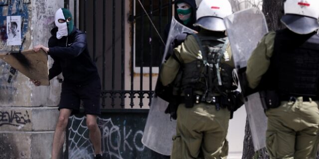 Νέα επεισόδια τη νύχτα στα Εξάρχεια-Προσαγωγές και συλλήψεις