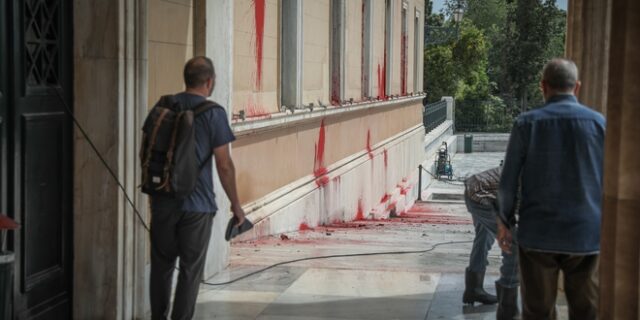 Βουλή: ΕΔΕ εναντίον αστυνομικών για την επίθεση του Ρουβίκωνα