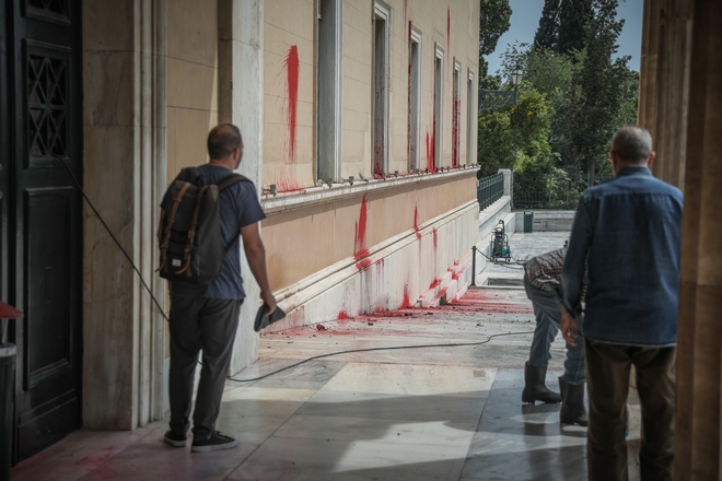 Βουλή: ΕΔΕ εναντίον αστυνομικών για την επίθεση του Ρουβίκωνα