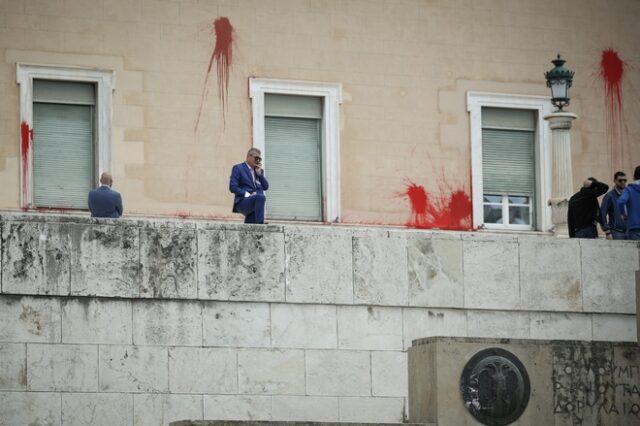 Προσαγωγή ηλικιωμένου που επιχείρησε να φτάσει στο προαύλιο της Βουλής κρατώντας σημαία