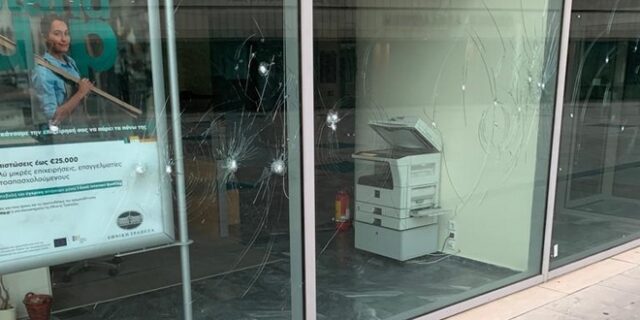Επίθεση κουκουλοφόρων σε εκδήλωση που μιλούσαν Σαμαράς, Κικίλιας, Κεφαλογιάννη