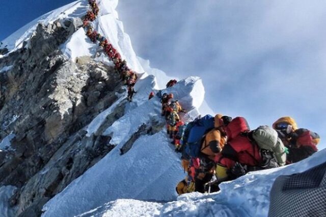Απίστευτη ουρά στο Έβερεστ για να πατήσουν στην κορυφή – 10 ορειβάτες νεκροί