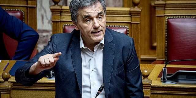 Στοίχημα να κεράσει ποτό τον Βενιζέλο έβαλε ο Τσακαλώτος αποκαλύπτοντας ότι το ουίσκι είναι το ποτό του