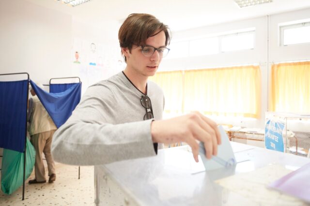 Ο γιος του Κυριάκου Μητσοτάκη ψήφισε για πρώτη φορά