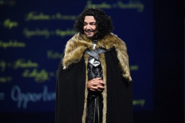 Ο Πολ Τιούντορ Τζόουνς ως Τζον Σνόου από το Game Of Thrones σε φιλανθρωπική εκδήλωση
