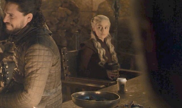 Game of Thrones: Η Emilia Clarke αποκάλυψε ποιος άφησε την κούπα Starbucks στο πλατό