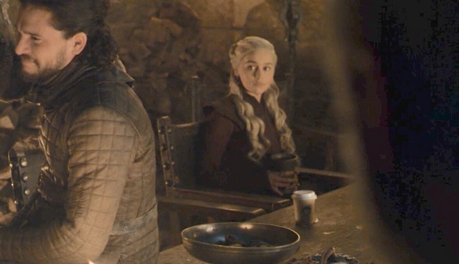 Game of Thrones: Η Emilia Clarke αποκάλυψε ποιος άφησε την κούπα Starbucks στο πλατό