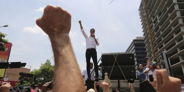 Βενεζουέλα: Ο Γκουαϊδό καλεί σε νέα “ειρηνική διαδήλωση” στα στρατόπεδα της χώρας