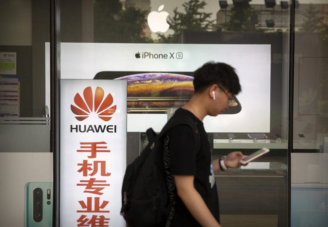 Εμπορικός πόλεμος ΗΠΑ – Κίνας: Κίνδυνος μείωσης για το μερίδιο αγοράς της Huawei