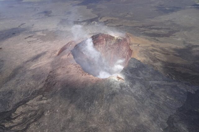 Έπεσε μέσα σε ένα από τα πιο ενεργά ηφαίστεια του πλανήτη – Και επέζησε