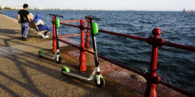 Θεσσαλονίκη: Συνεχίζουν να πετάνε ηλεκτρικά πατίνια στον Θερμαϊκό