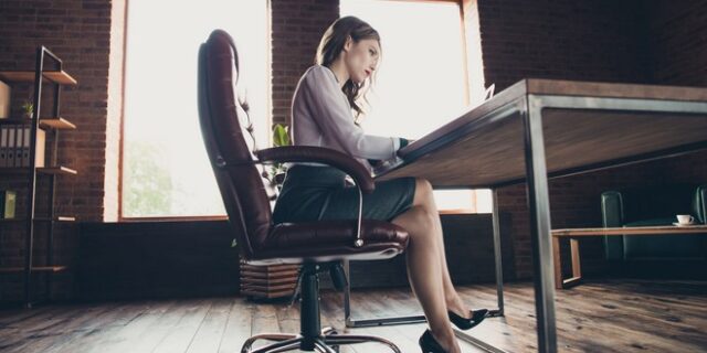 “Μαραθώνιος θηλυκότητας”: Εταιρία δίνει πριμ στις γυναίκες υπαλλήλους της για να φοράνε φούστες