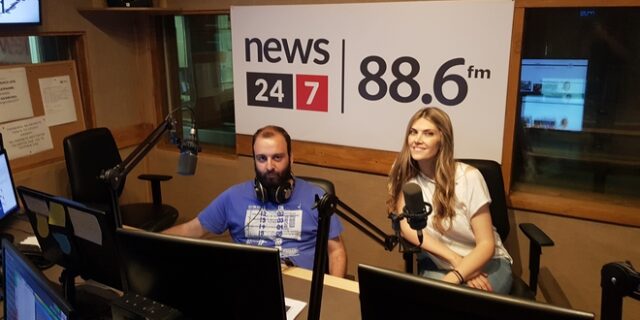 News 24/7 στους 88,6: Η Εύα Καϊλή απαντά ζωντανά στους ακροατές