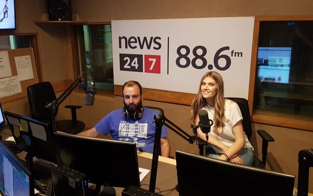 News 24/7 στους 88,6: Η Εύα Καϊλή απαντά ζωντανά στους ακροατές
