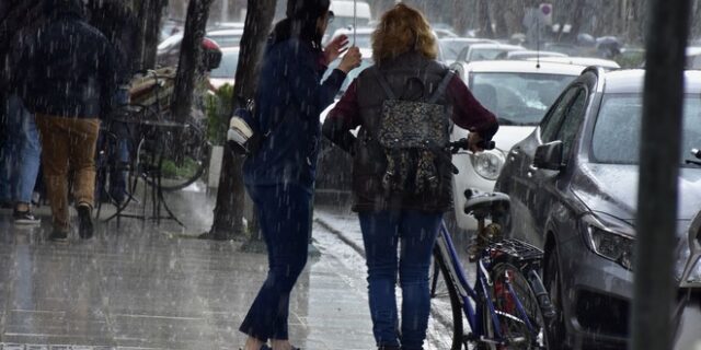 Πτώση της θερμοκρασίας σήμερα: Πού και πότε θα βρέξει