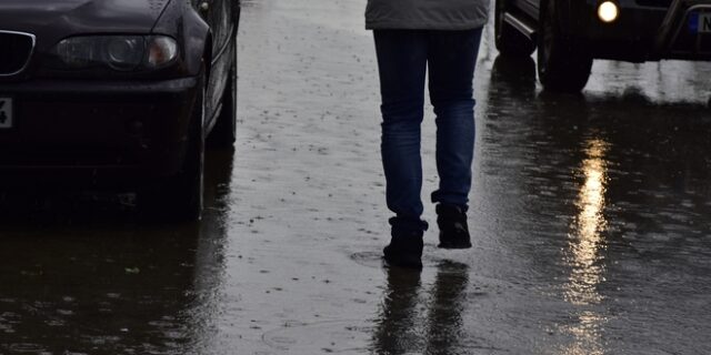 Καιρός: Βροχές, καταιγίδες και πτώση της θερμοκρασίας από το απόγευμα της Κυριακής