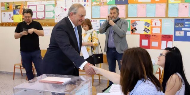 Εκλογές 2019: Στη Θεσσαλονίκη ψήφισε ο πρώην πρωθυπουργός Κώστας Καραμανλής