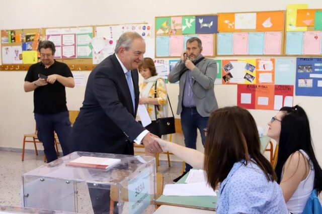 Εκλογές 2019: Στη Θεσσαλονίκη ψήφισε ο πρώην πρωθυπουργός Κώστας Καραμανλής