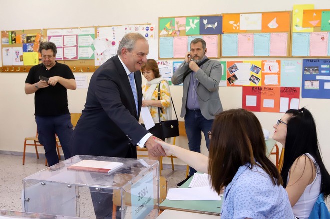 Εκλογές 2019: Στη Θεσσαλονίκη ψήφισε ο πρώην πρωθυπουργός Κώστας Καραμανλής
