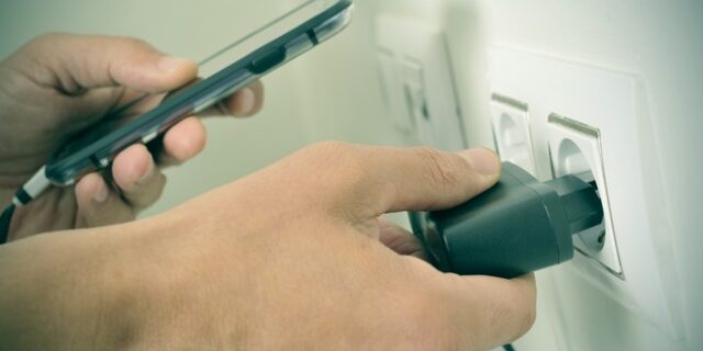 Νεκρό 2χρονο παιδί από ηλεκτροπληξία – Έβαλε στο στόμα καλώδιο φορτιστή