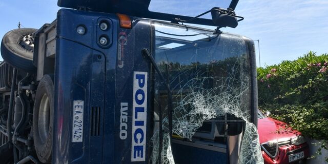 Σοβαρό τροχαίο στην Κόρινθο: Ανατράπηκε κλούβα που μετέφερε κρατουμένους