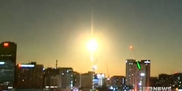 Βίντεο: Μετεωρίτης έκανε τη νύχτα μέρα στην Αυστραλία