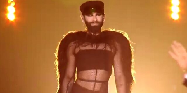 Eurovision 2019: Ανατρεπτική η εμφάνιση της Κοντσίτα με πούπουλα, καλσόν και καπέλο