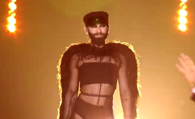 Eurovision 2019: Ανατρεπτική η εμφάνιση της Κοντσίτα με πούπουλα, καλσόν και καπέλο