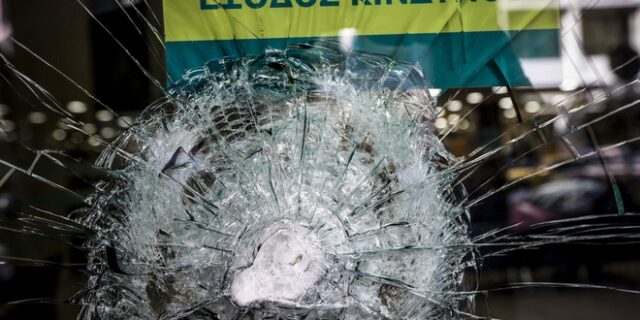 Επιδρομή κουκουλοφόρων στο κέντρο της Αθήνας – Έσπασαν 13 καταστήματα για τον Κουφοντίνα