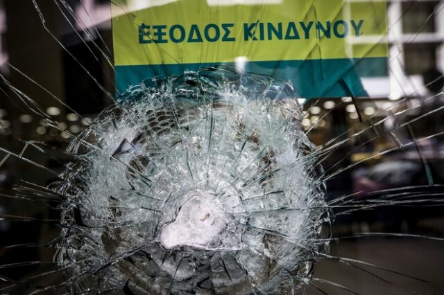 Επιδρομή κουκουλοφόρων στο κέντρο της Αθήνας – Έσπασαν 13 καταστήματα για τον Κουφοντίνα