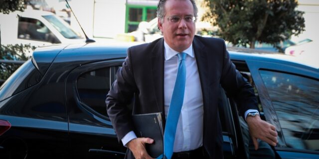 Στην αντεπίθεση κατά του ΣΥΡΙΖΑ για το μεταναστευτικό ο Κουμουτσάκος