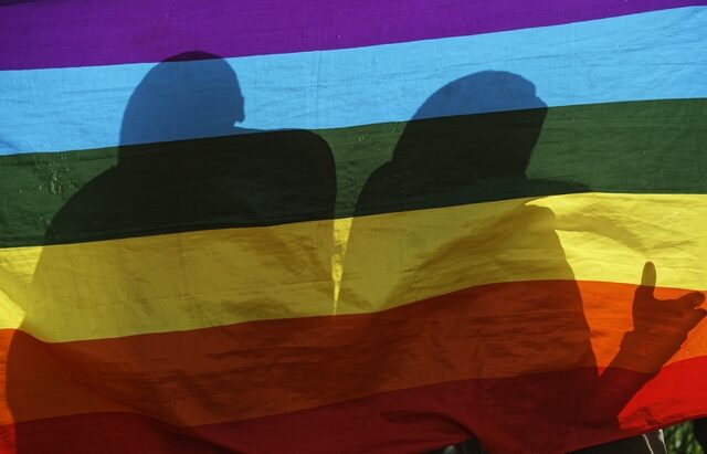 Ρωσία: Το 56% των Ρώσων αντιμετωπίζει αρνητικά τα άτομα που ανήκουν στη ΛΟΑΤΚΙ κοινότητα