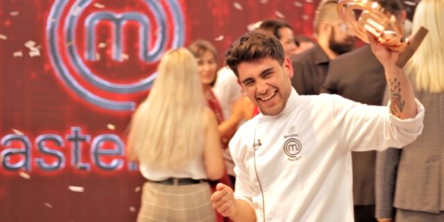 Τελικός MasterChef: Όσα έγιναν στα backstage – Το φιλί του Μανώλη με τη σύντροφό του