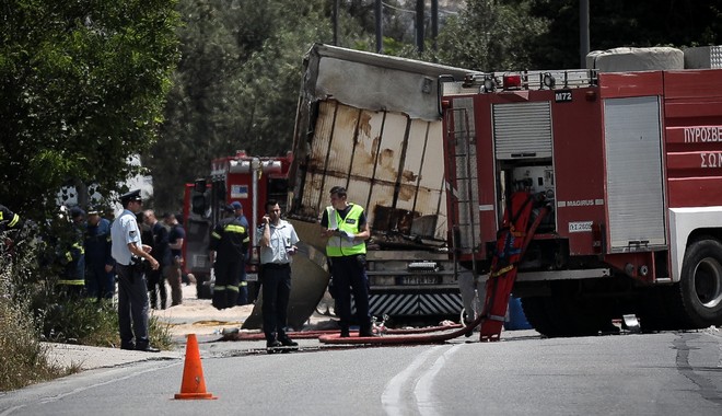 Τροχαίο δυστύχημα στο Μαρκόπουλο: Δύο νεκροί από τη σύγκρουση βυτιοφόρου με φορτηγό