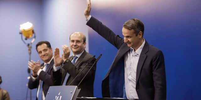 Χωρίς γραβάτα ο Μητσοτάκης στην ΠΕ της ΝΔ και γιατί έσβησαν τα φώτα