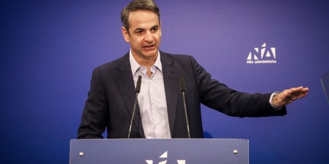 Ο Μητσοτάκης ξορκίζει τον λαϊκισμό. Πώς; Λαϊκίζοντας!