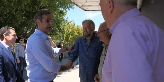 Ο Μητσοτάκης στο εκλογικό περίπτερο του… ΣΥΡΙΖΑ στα Τρίκαλα