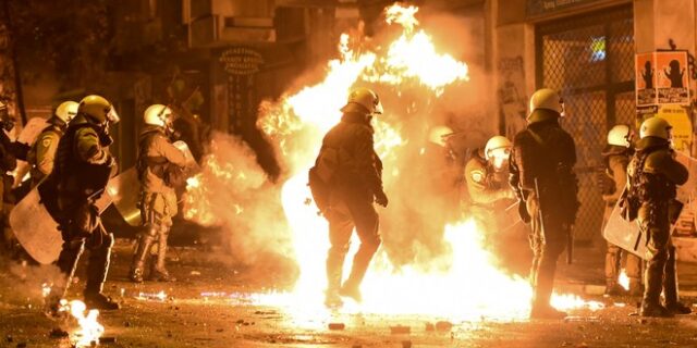 Πολυτεχνείο: Κουκουλοφόροι επιτέθηκαν με μολότοφ στα ΜΑΤ