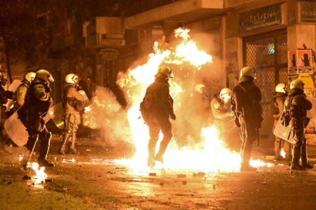 Πολυτεχνείο: Κουκουλοφόροι επιτέθηκαν με μολότοφ στα ΜΑΤ