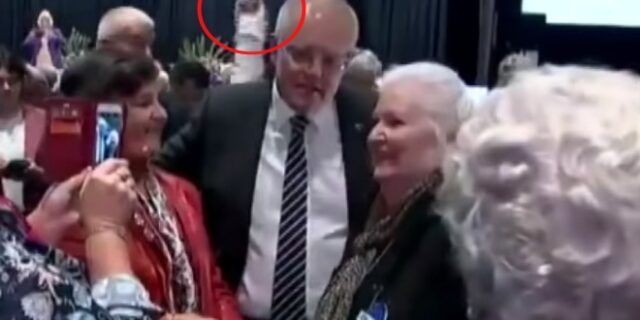 Διαδηλώτρια αποπειράθηκε να σπάσει ένα αυγό πάνω στο κεφάλι του Αυστραλού πρωθυπουργού