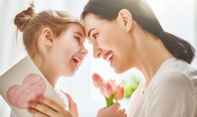 Γιορτή της Μητέρας: Πότε πέφτει φέτος, πώς καθιερώθηκε η μέρα