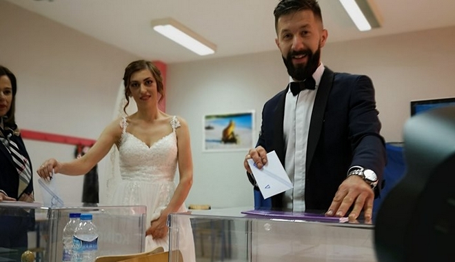 Εκλογές 2019: Από τον γάμο και την βάφτιση στο εκλογικό κέντρο