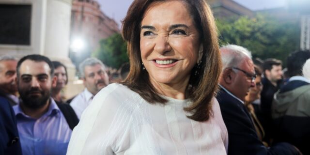 Χανιά: Άγνωστοι έγραψαν συνθήματα κατά της Ντόρας Μπακογιάννη στο ασανσέρ του πολιτικού γραφείου της