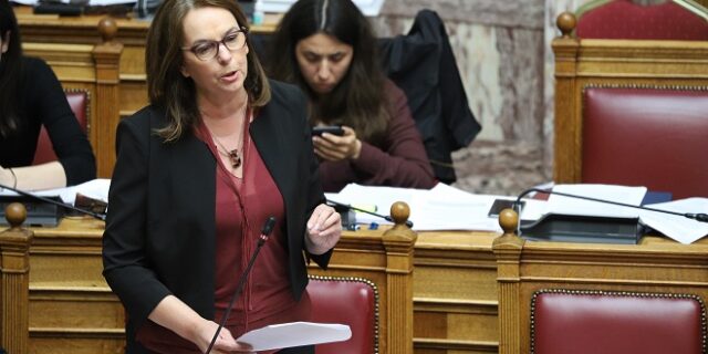 Βουλή: Κατατέθηκε η μείωση του ΦΠΑ στον καφέ και τους χυμούς