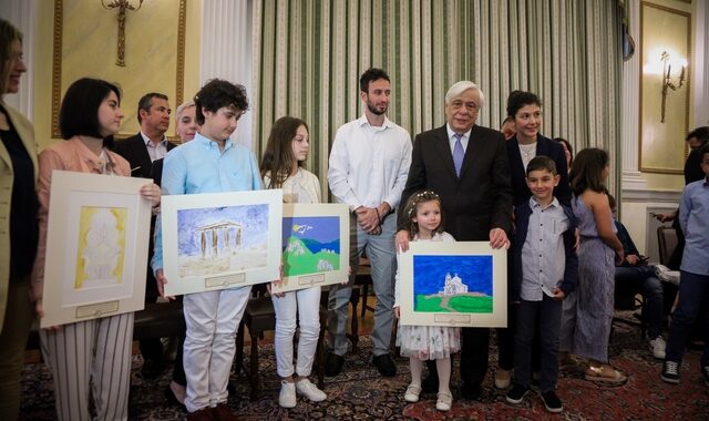Παυλόπουλος: Παιδιά της Παιδικής Πινακοθήκης Ελλάδας του χάρισαν ζωγραφιές τους